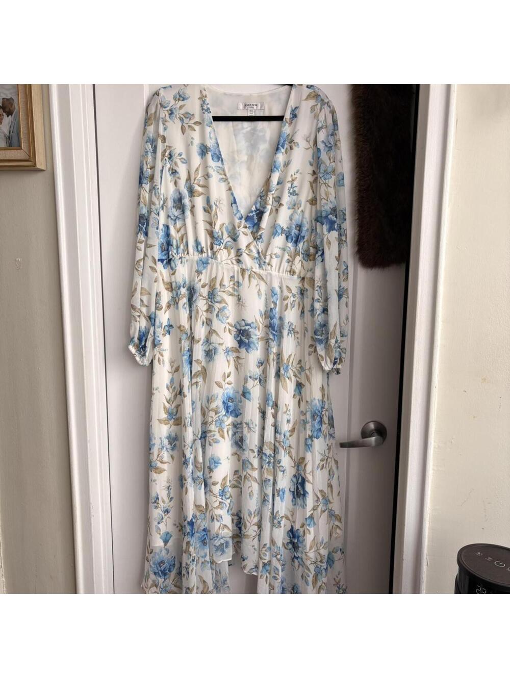 EVER NEW CURVE BLUE AND WHITE FLORAL DRESS